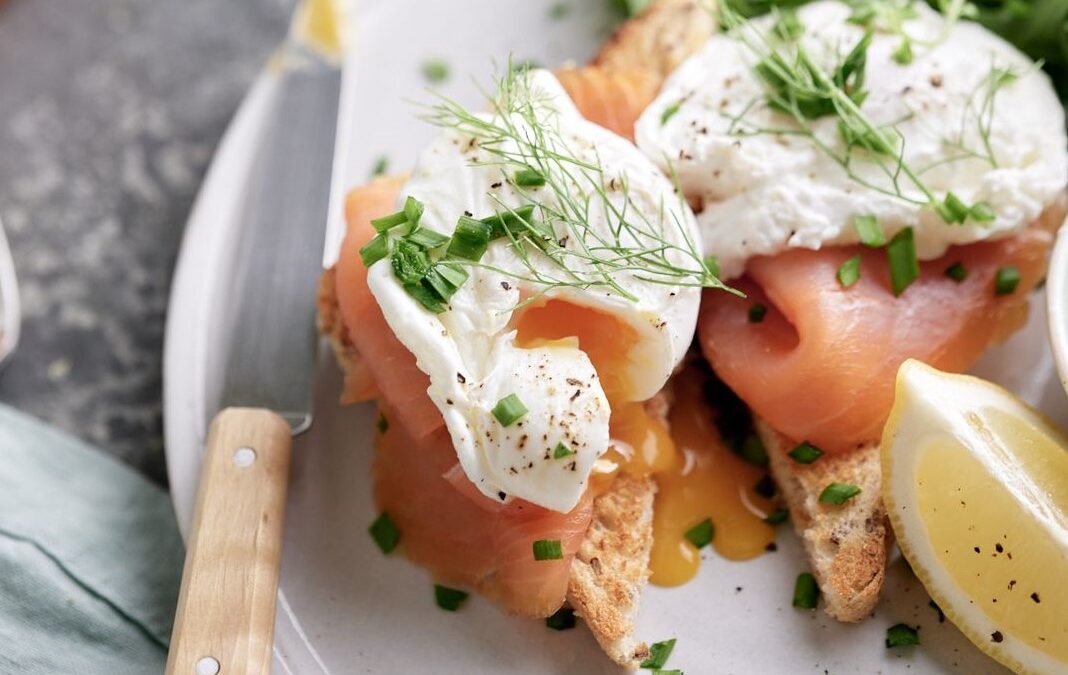 POACHED EGGS WITH SMOKED SALMON
