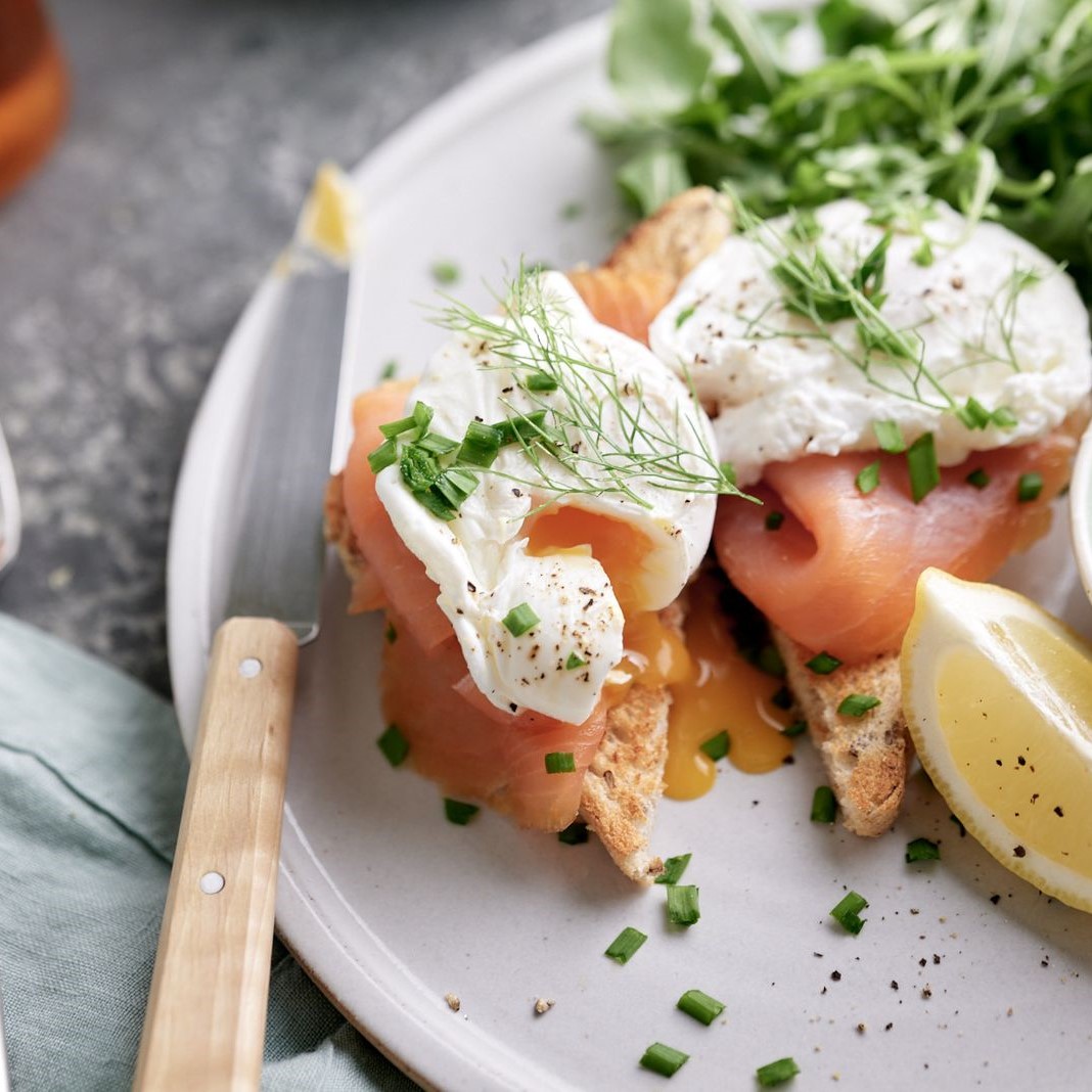 POACHED EGGS WITH SMOKED SALMON - Emmylou Loves